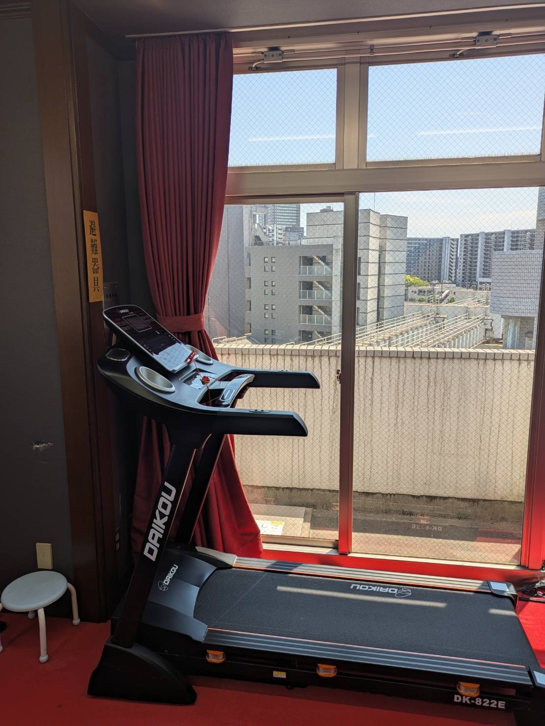 窓際のトレッドミル設備